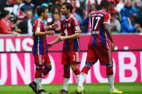 观众入场秩序井然场馆服务全面升级提升观赛体验质量，观众入场须知口播