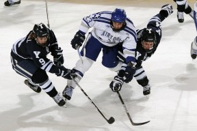 西班牙女足首次捧起欧冠奖杯，西班牙女足厉害吗
